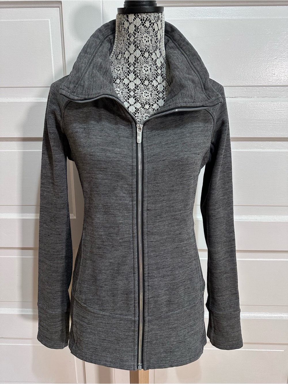 Lululemon Radiant Jacket II Size 6 Heathered Core Dark Grey $128